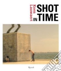 Shot in time. Ediz. inglese e italiana libro di Lauwaert Koen; Itolli M. (cur.)