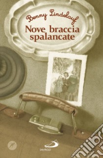 Nove braccia spalancate libro di Lindelauf Benny