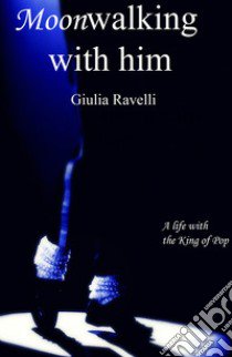 Moonwalking with him libro di Ravelli Giulia