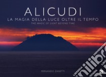 Alicudi. La magia della luce oltre il tempo-The magic of light beyond time. Ediz. illustrata libro di Zanetti Fernando