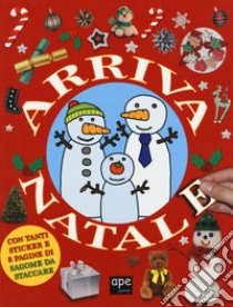 Arriva Natale. Con adesivi. Ediz. a colori libro