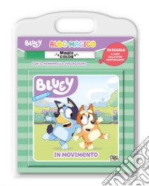 In movimento. Albo magico. Bluey. Ediz. a colori. Con dado delle sfide. Con pennarello magica libro di Panzeri Cristina