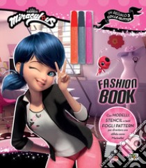 Fashion book. Miraculous. Ediz. a colori. Con 3 colle glitter libro di Capiotto Lisa