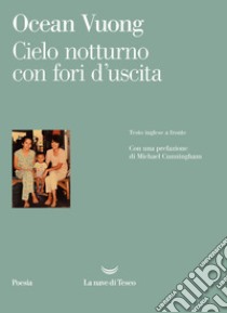 Cielo notturno con fori d'uscita. Testo inglese a fronte libro di Vuong Ocean