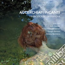 Accerchiati incanti. Ediz. italiana e inglese libro di Della Toffola Francesca