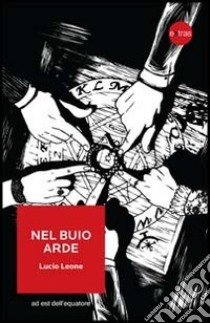 Nel buio arde libro di Leone Lucio