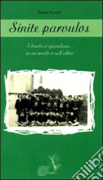 Sinite parvulos. I bimbi ci guardano... in un modo o nell'altro libro di Nizzola Bruna