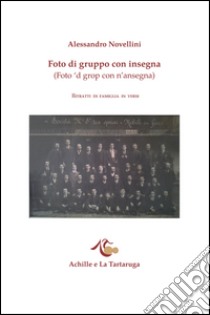 Foto di gruppo con insegna libro di Novellini Alessandro