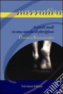 A piedi nudi su una nuvola di plexiglass libro di Baldassarra Daniela