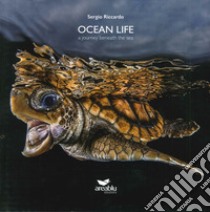 Ocean life. A journey beneath the sea. Ediz. multilingue libro di Riccardo Sergio; Reinero Francesca Romana