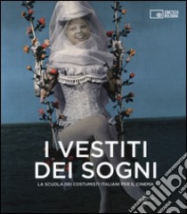 I vestiti dei sogni. La scuola dei costumisti italiani per il cinema. Catalogo della mostra (Roma, 17 gennaio-22 marzo 2015) libro