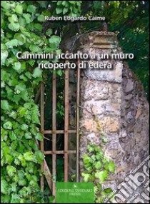 Cammini accanto a un muro ricoperto di edera libro di Caime Ruben Edgardo