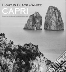 Capri. Light in black & withe libro di Arena Giancarmine