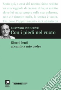 Con i piedi nel vuoto. Giorni lenti accanto a mio padre libro di Innocenti Gervasio