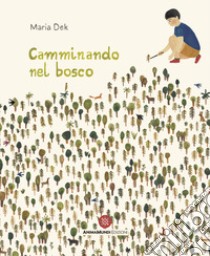 Camminando nel bosco. Ediz. a colori libro di Dek Maria